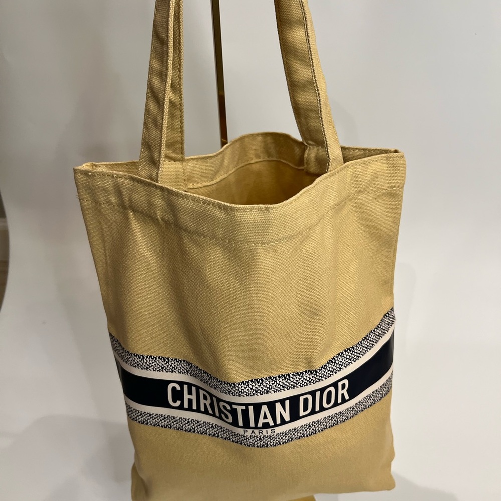 THIS IS A NWOT DIOR DESIGNER SHOPPING TOTE/BAG.